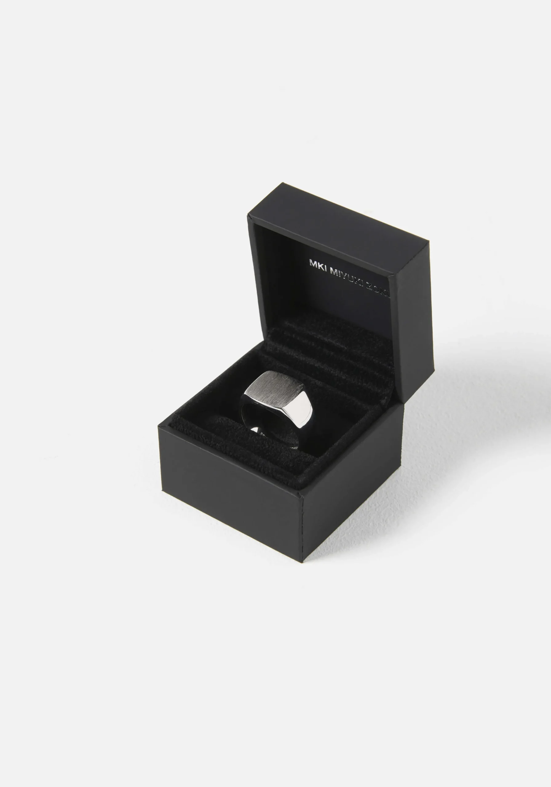 MKI SQUARE SIGNET RING